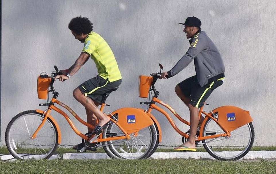 Marcelo e Neymar si recano all&#39;allenamento a Teresopolis, vicino a Rio de Janeiro. Reuters